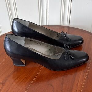 Ros Hommerson Black Leather with Bow Heel Pumps Size 9.5S